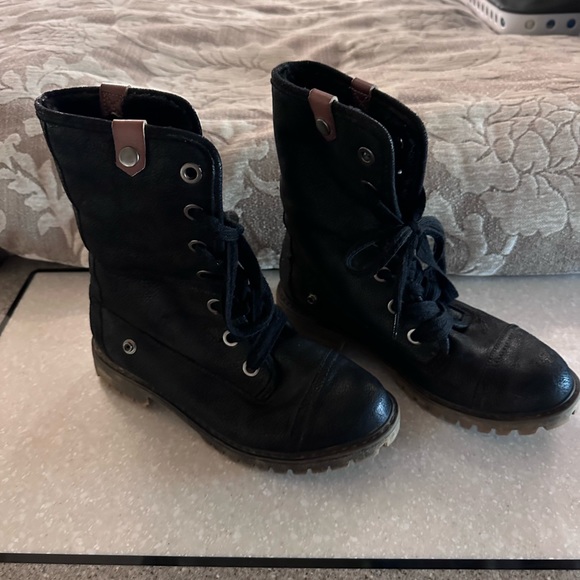 Cute Roxy boots. Faux fur lined size 6.5 - Picture 2 of 6